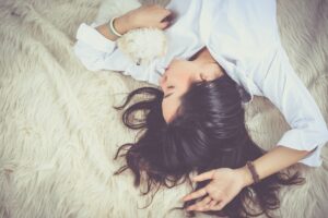 Scopri di più sull'articolo Cibo e sonno: quando l’alimentazione può aiutarti a dormire meglio